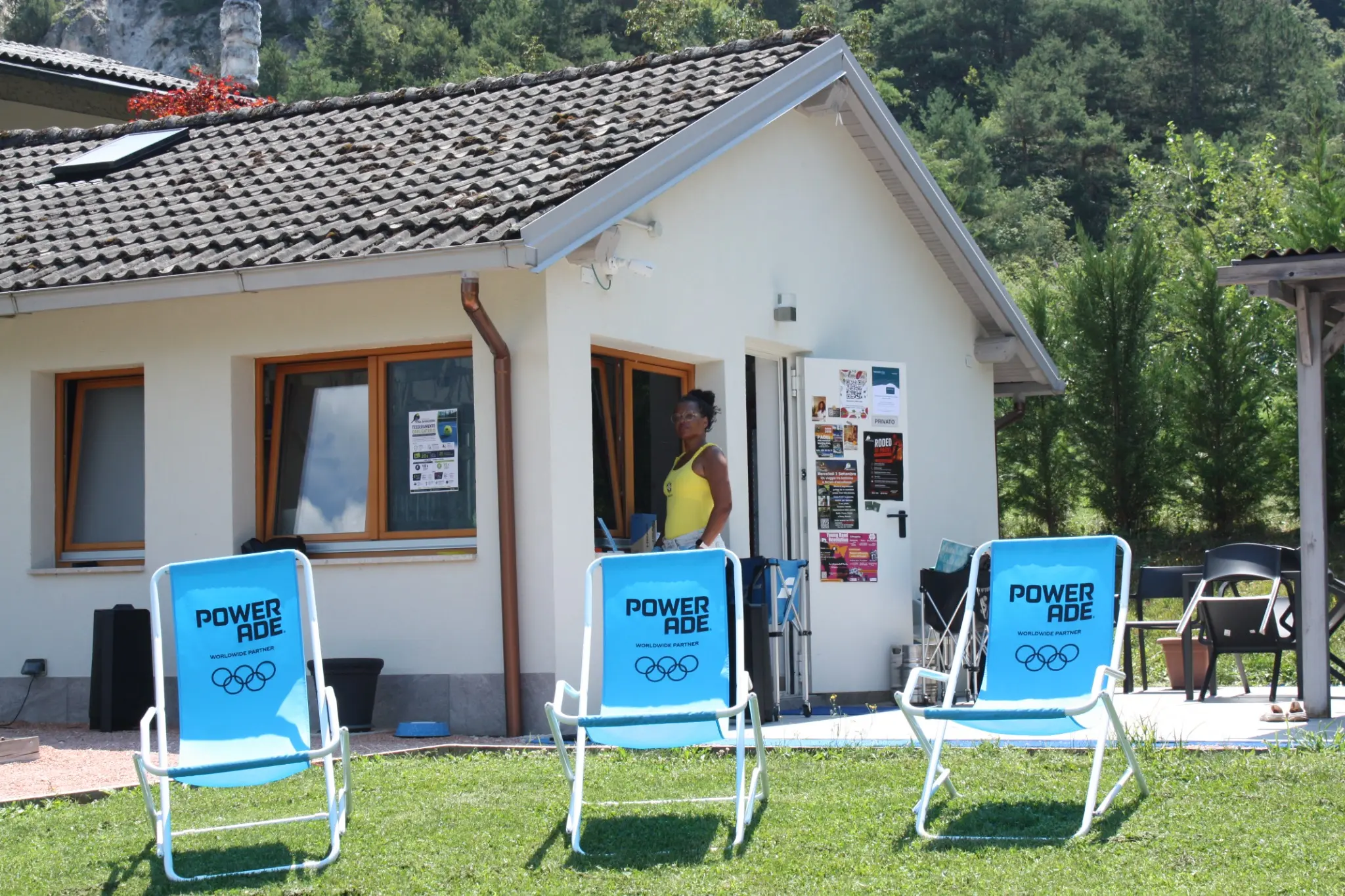 Sedute nel verde davanti al bar di Villa Amicizia