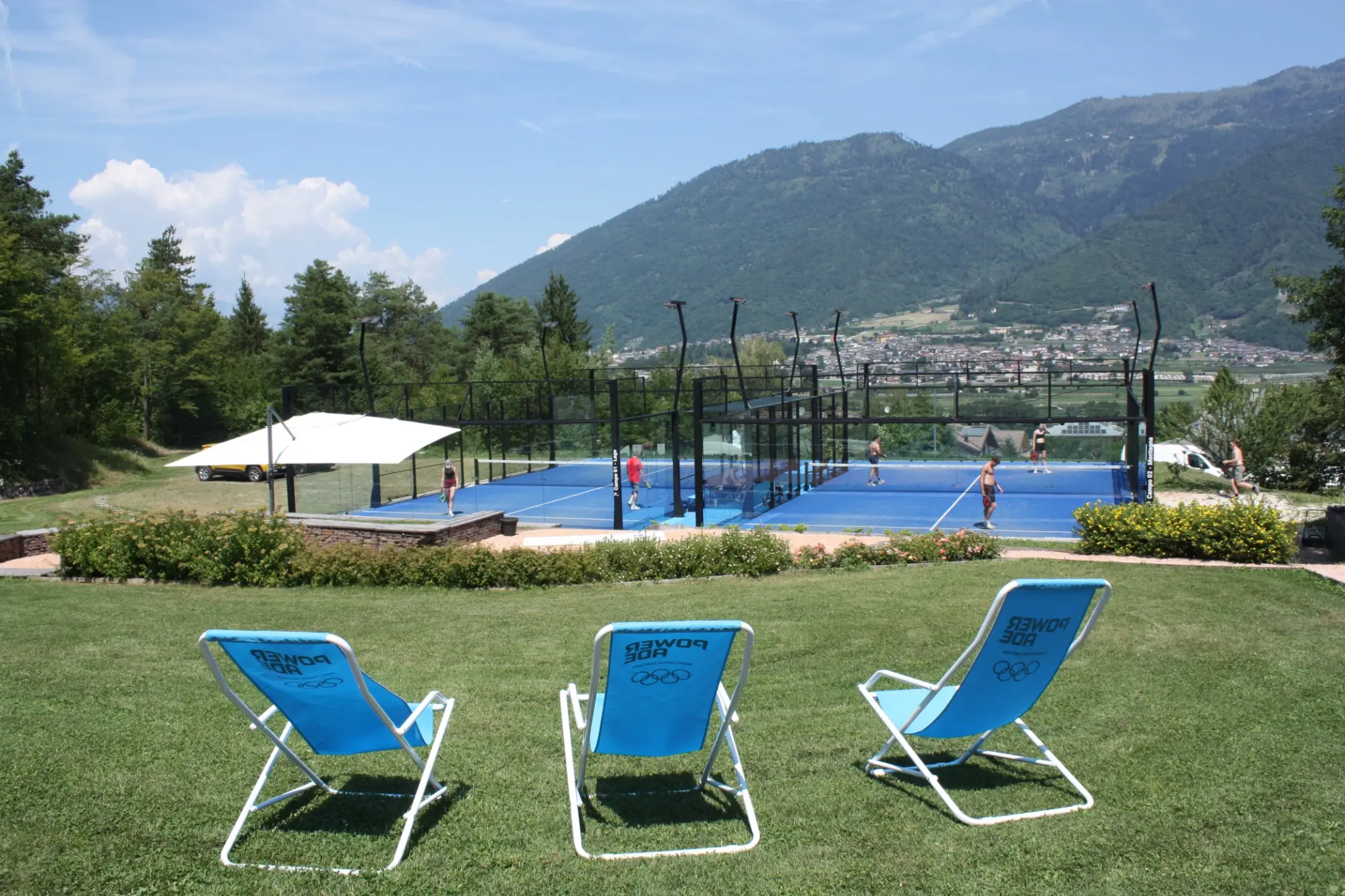 Sedute in giardino con vista sui campi e sulle montagne